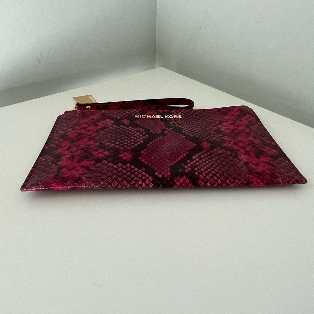 Michael Kors Jet Set Large Zip Clutch
Fuschia Snakeskin Embossed Leather
New - Picture 2 of 9